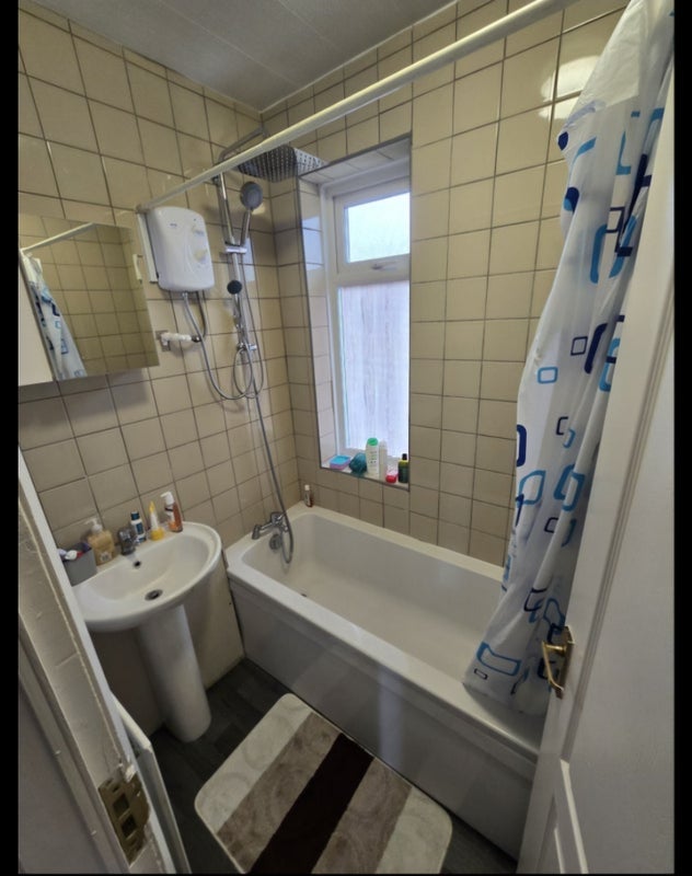 Room Neston Road in Milnrow