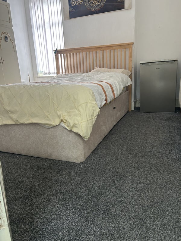 Room Grange Road in Sandwell