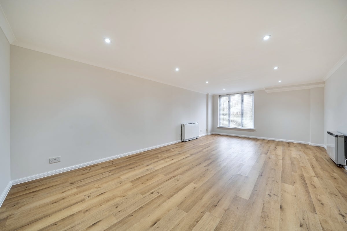 Flat Wapping High Street in Greater London