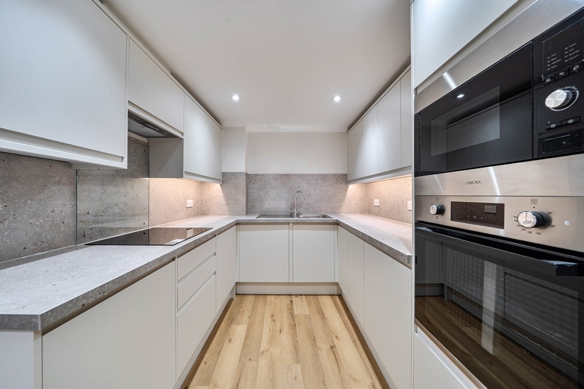 Flat Wapping High Street in Greater London