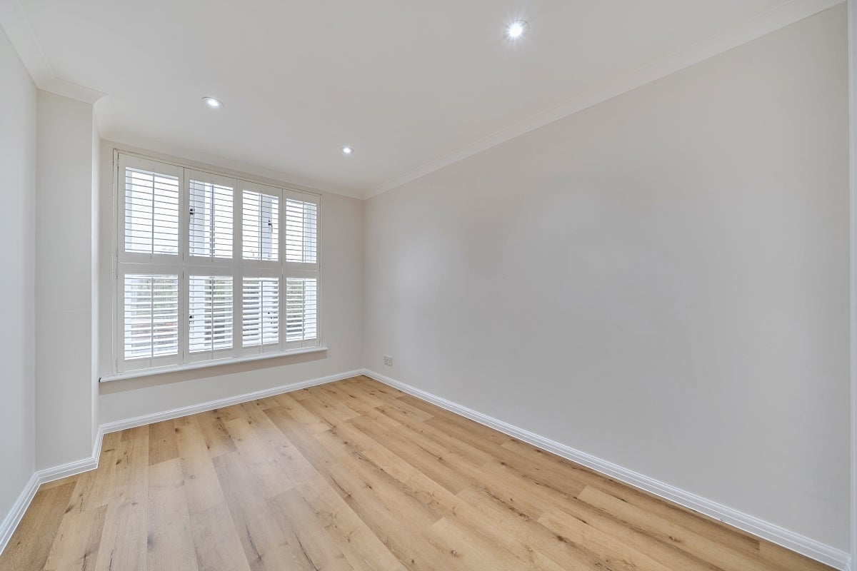 Flat Wapping High Street in Greater London