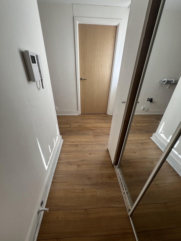 Flat Mast Quay in Greater London