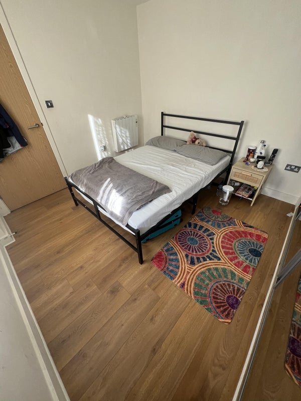 Flat Mast Quay in Greater London