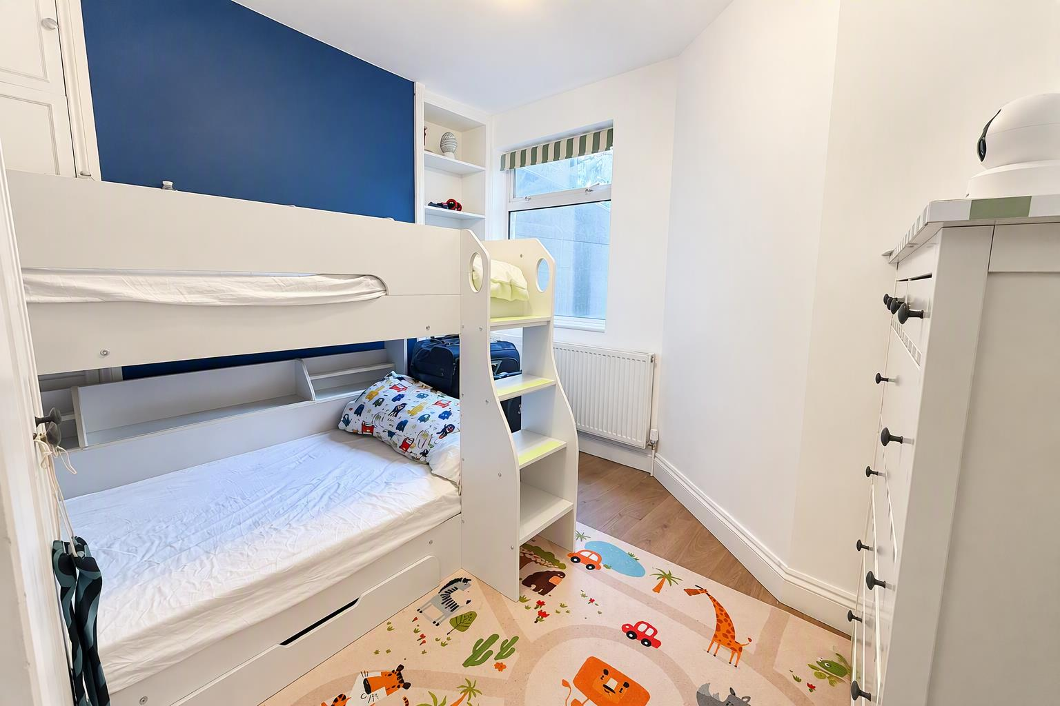 Flat Kimble Road in Greater London