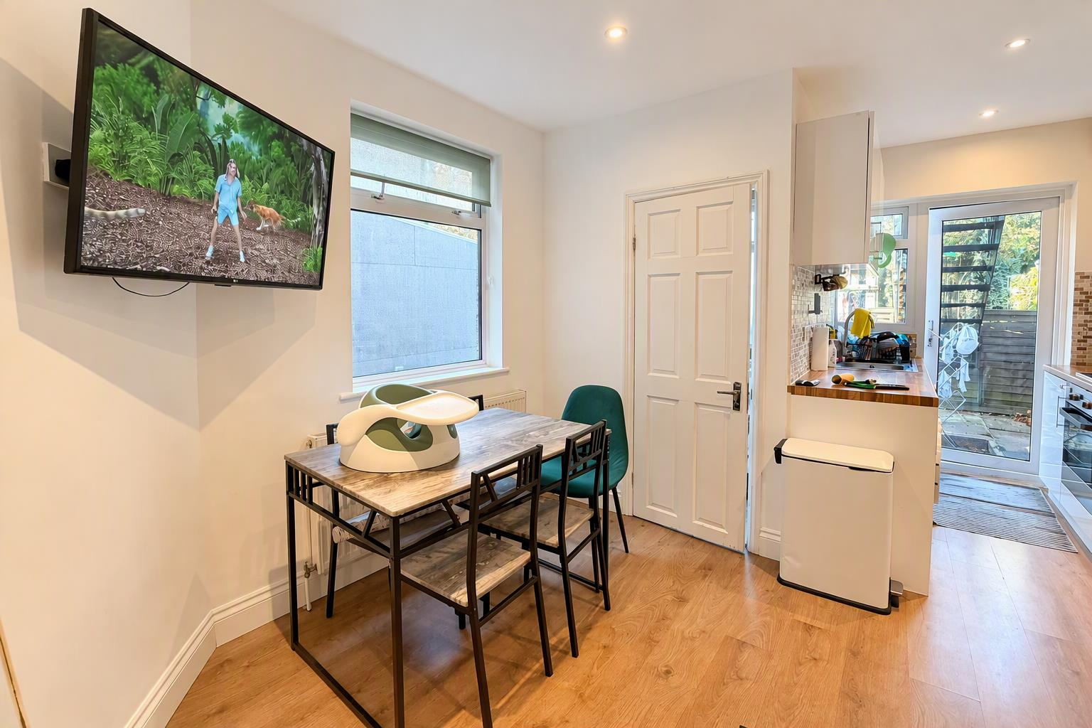 Flat Kimble Road in Greater London