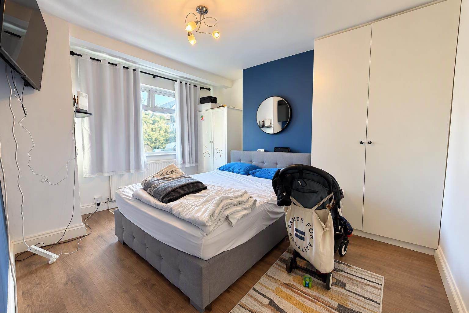 Flat Kimble Road in Greater London