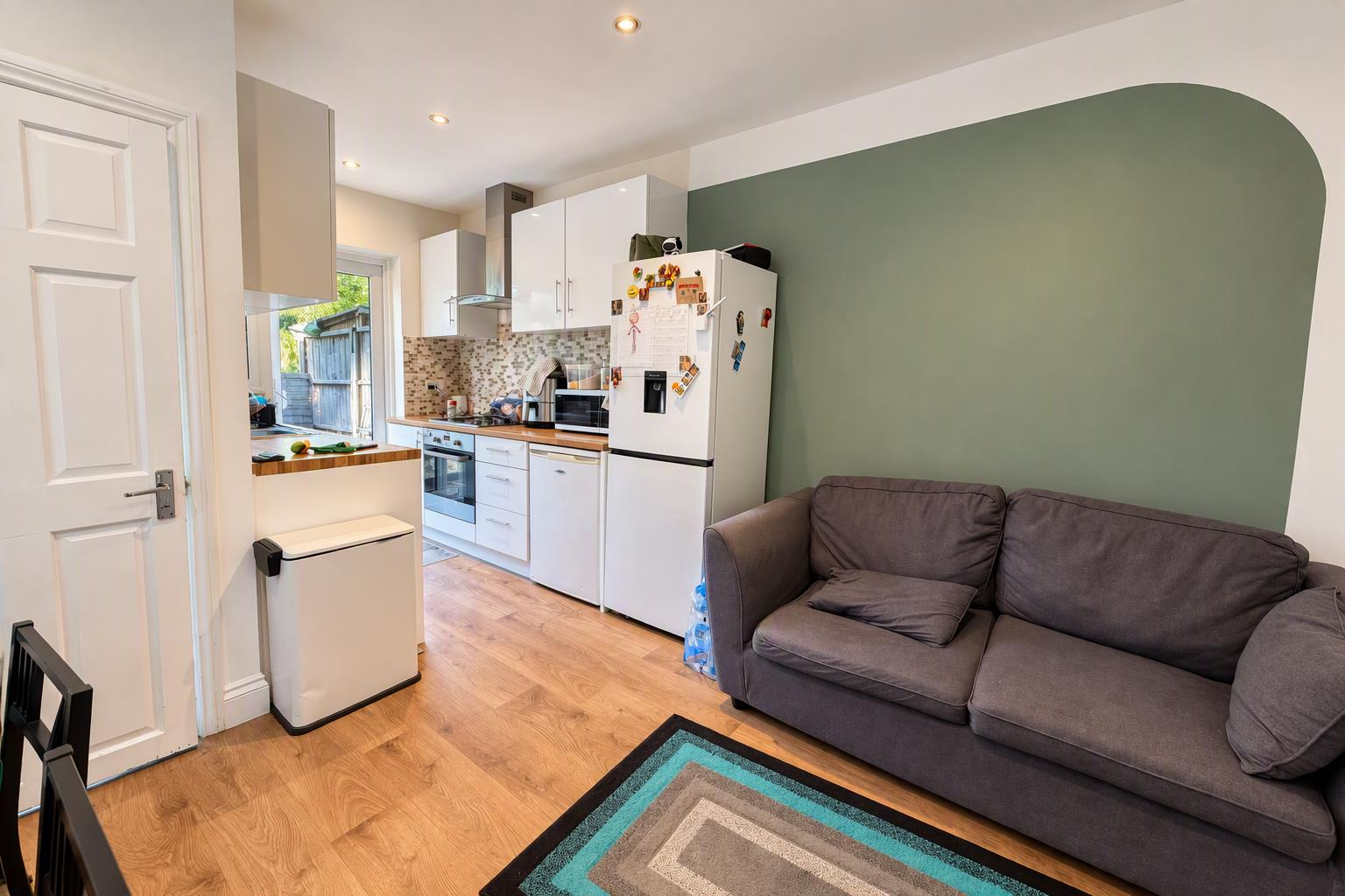 Flat Kimble Road in Greater London