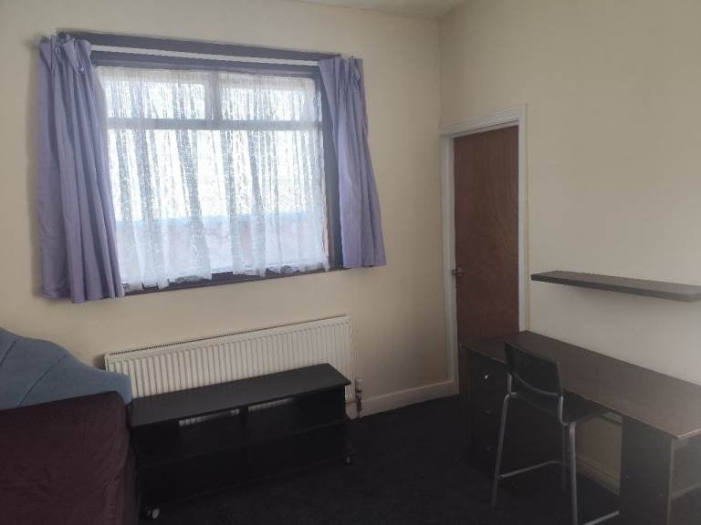 Flat Aldbourne Road in Coventry