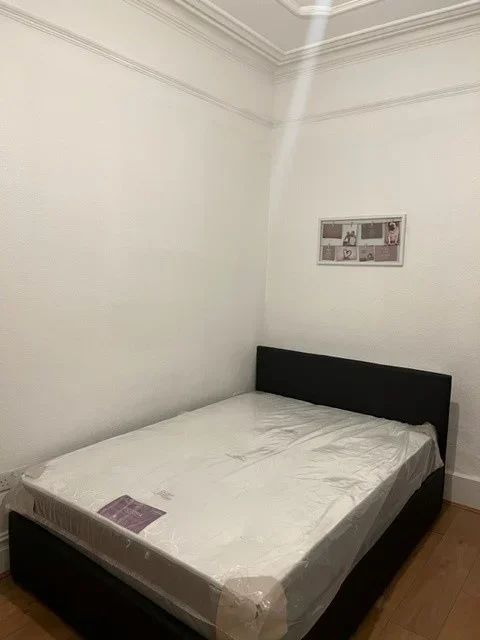 Room Allison Road in Greater London