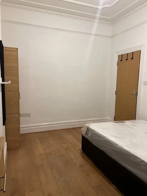 Room Allison Road in Greater London