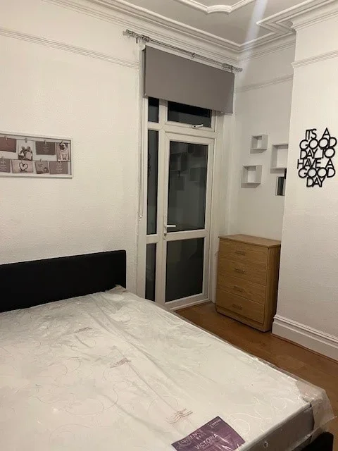 Room Allison Road in Greater London