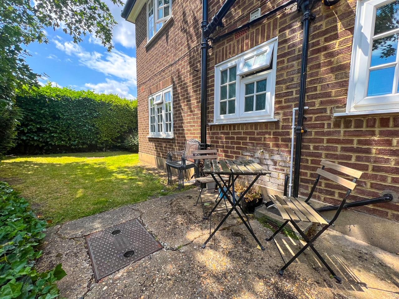 Flat Portsmouth Road in Elmbridge