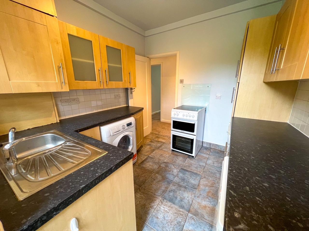Flat Portsmouth Road in Elmbridge