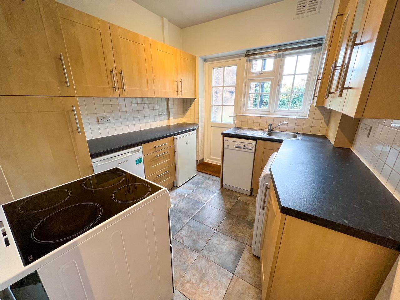 Flat Portsmouth Road in Elmbridge