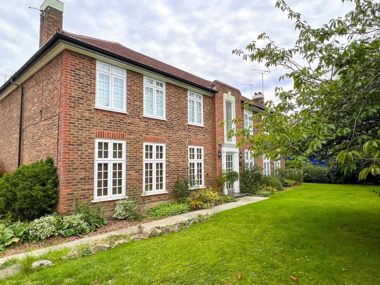 Flat Portsmouth Road in Elmbridge