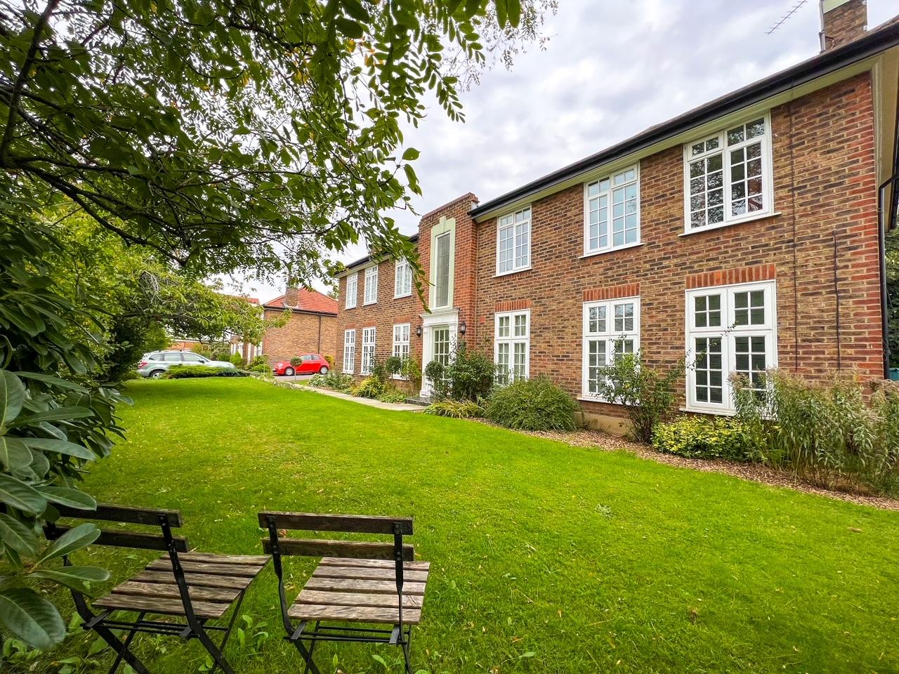 Flat Portsmouth Road in Elmbridge