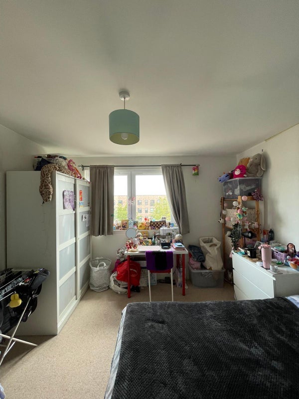 Room Comelypark Street in Glasgow