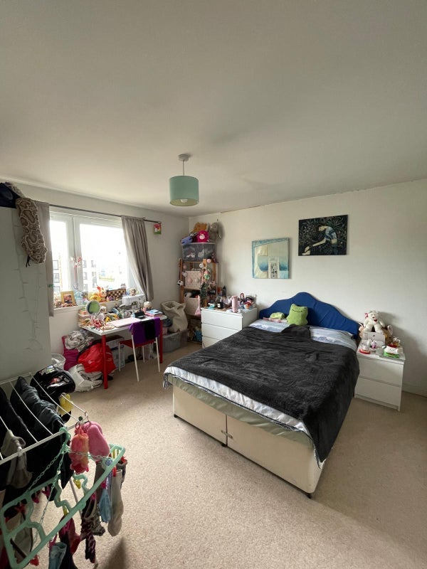Room Comelypark Street in Glasgow