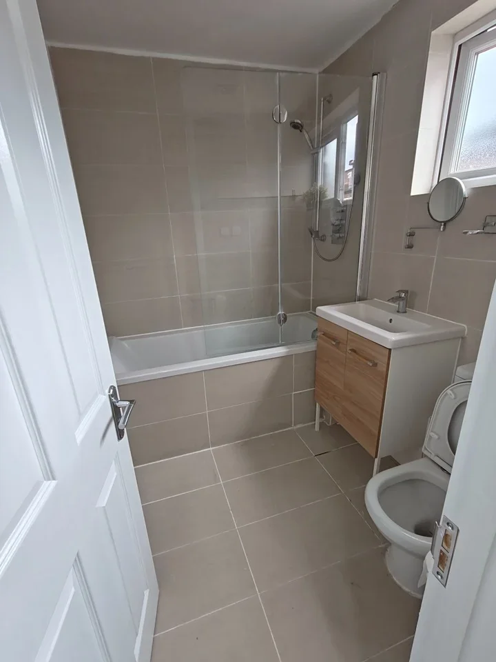 Room Dowdeswell Close in Greater London