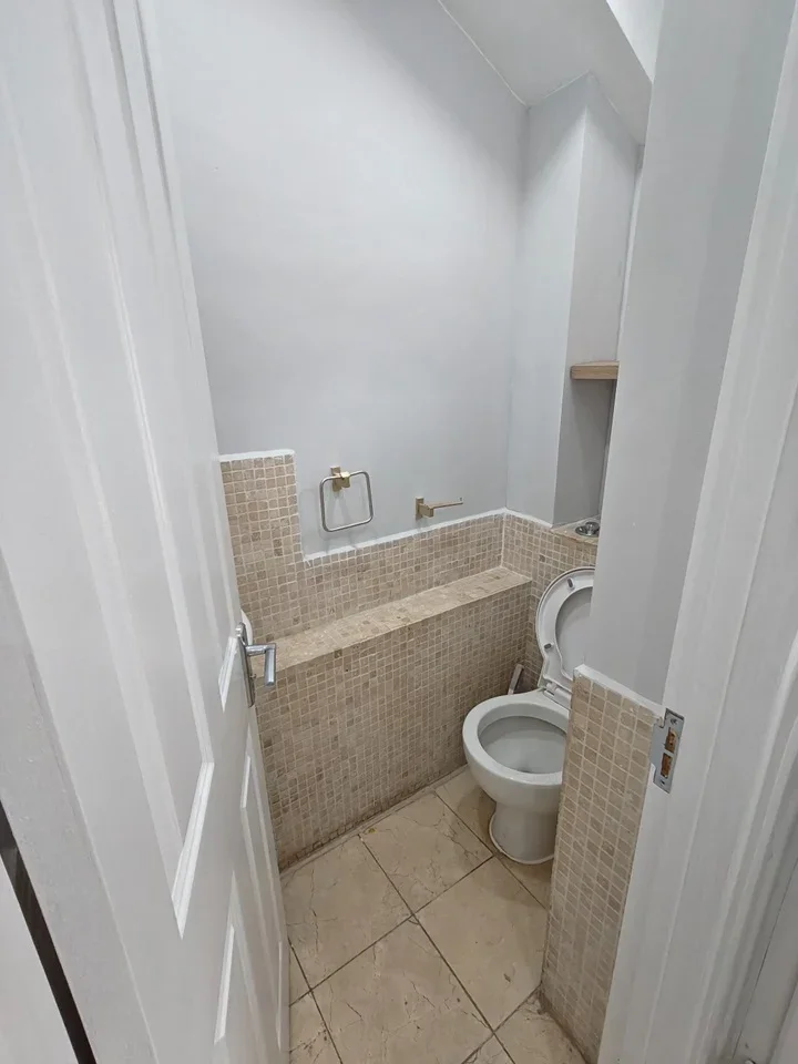 Room Dowdeswell Close in Greater London