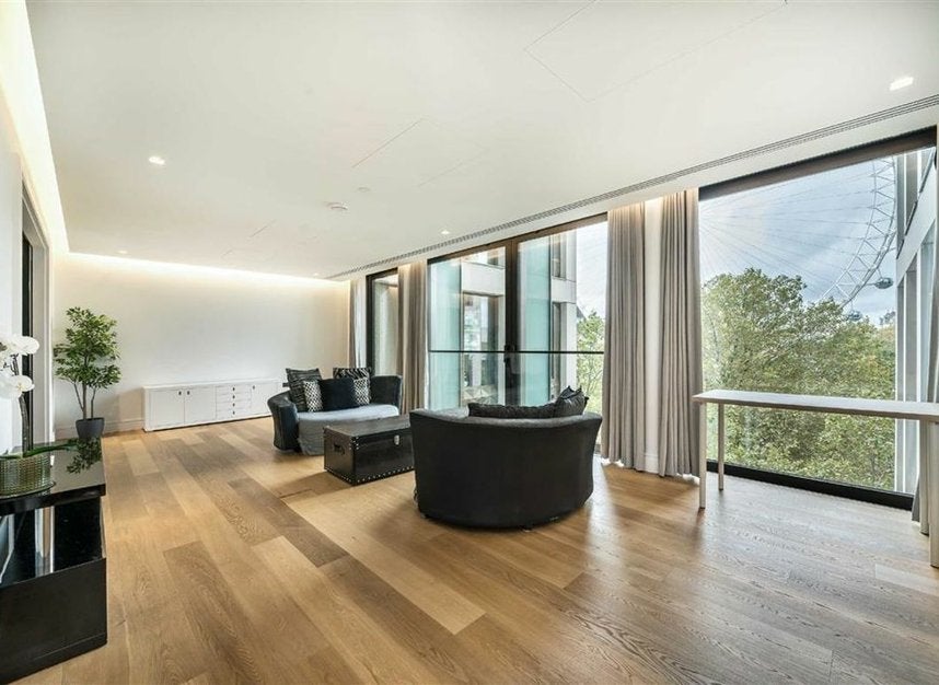 Flat Belvedere Road in Greater London
