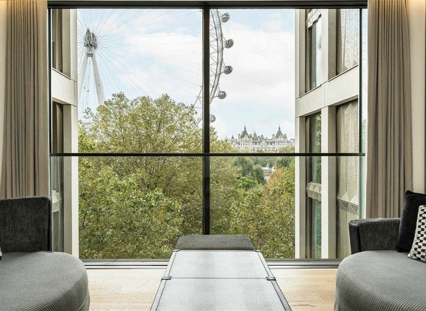 Flat Belvedere Road in Greater London