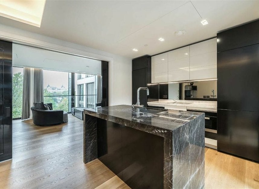 Flat Belvedere Road in Greater London