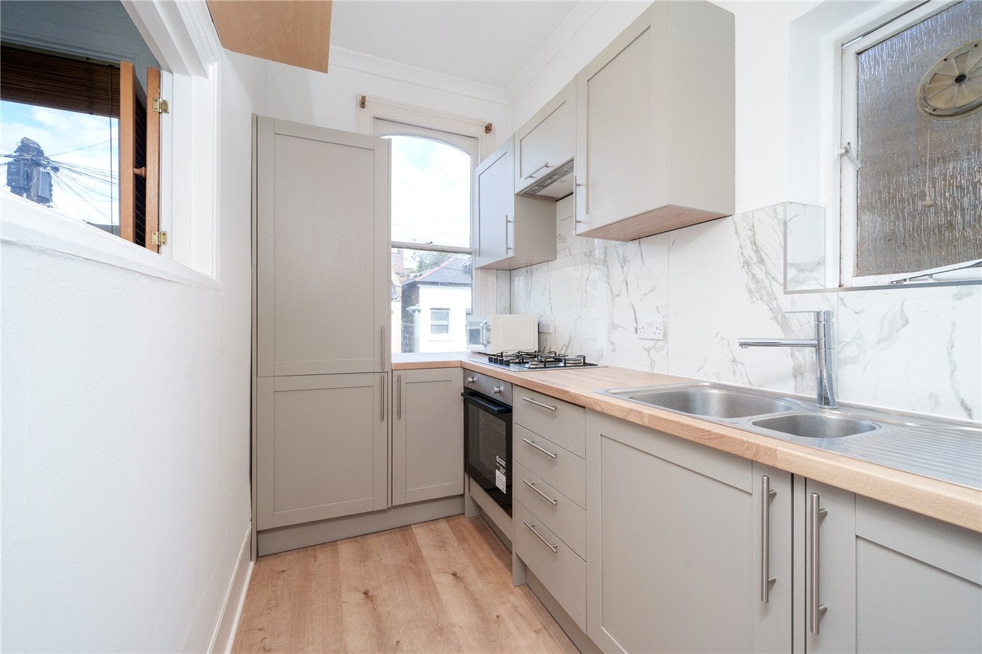 Flat Ringford Road in Greater London
