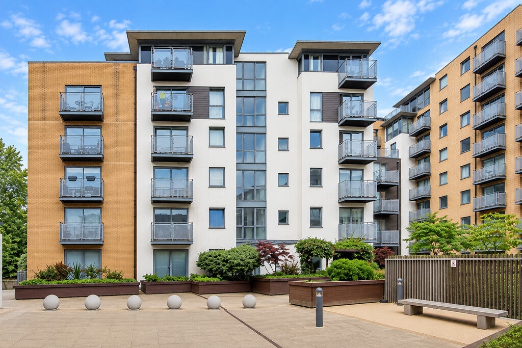 Flat Brookmill Road in Greater London