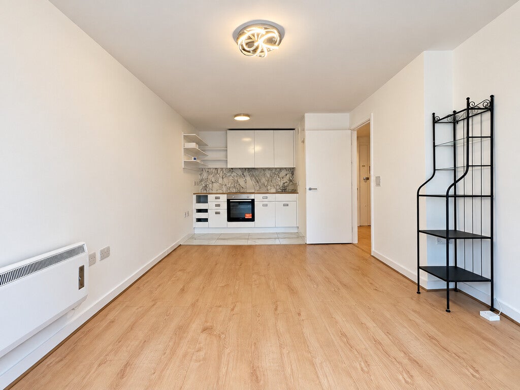Flat Brookmill Road in Greater London