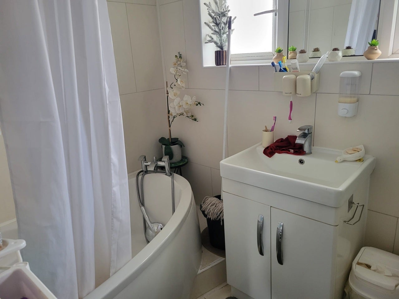 Room Thatches Grove in Greater London