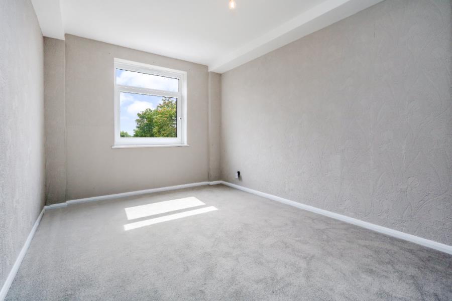 Flat Claremont Gardens in Greater London