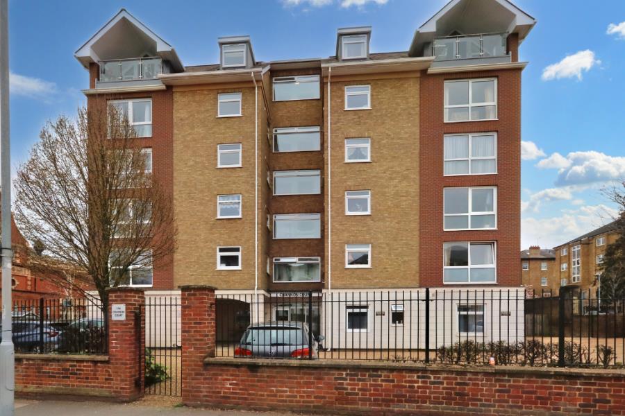 Flat Claremont Gardens in Greater London