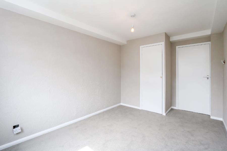 Flat Claremont Gardens in Greater London