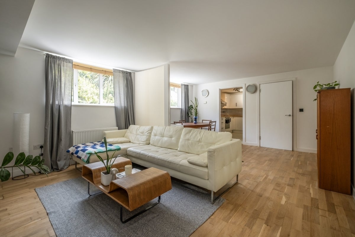 Flat Petersham Road in Greater London