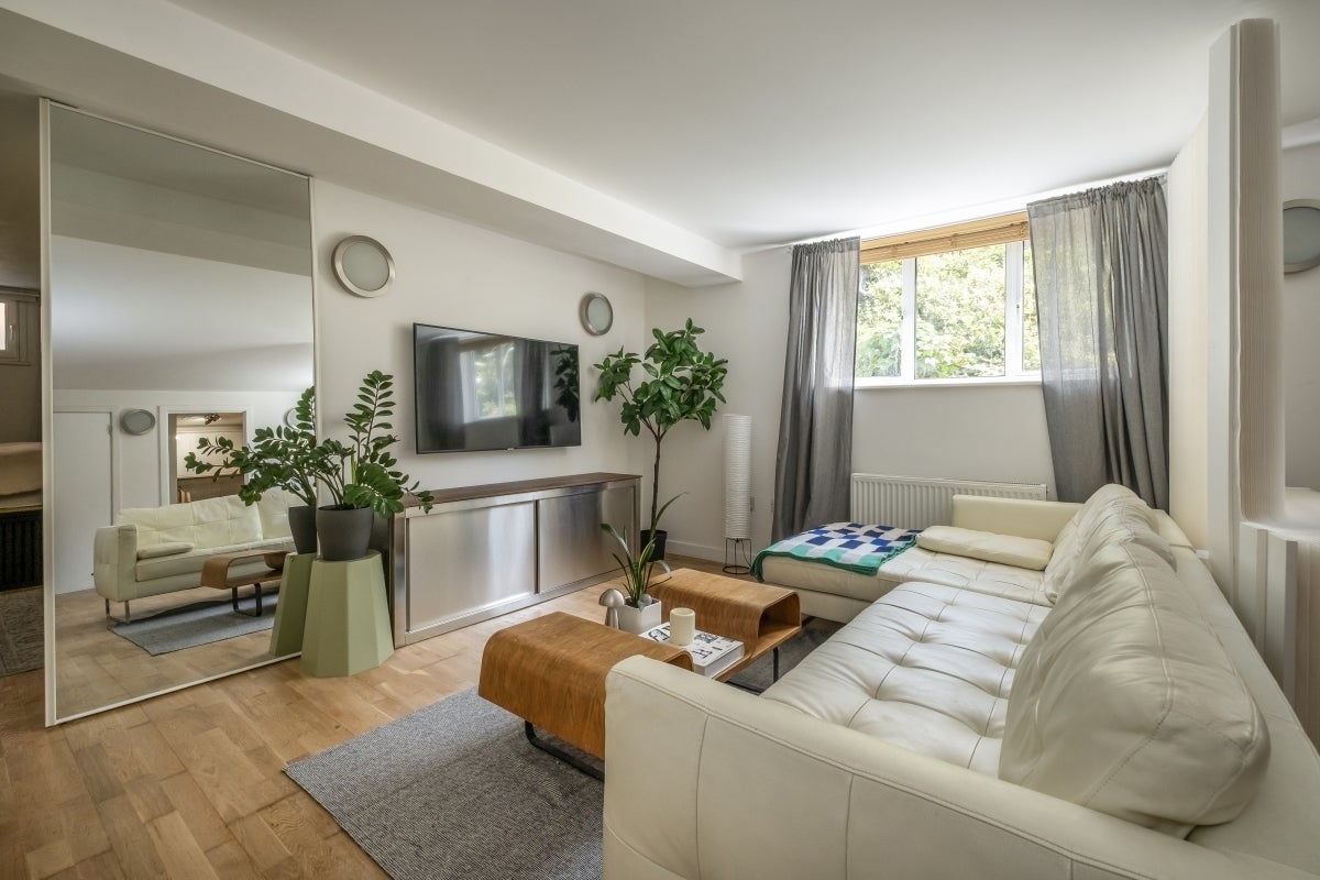 Flat Petersham Road in Greater London