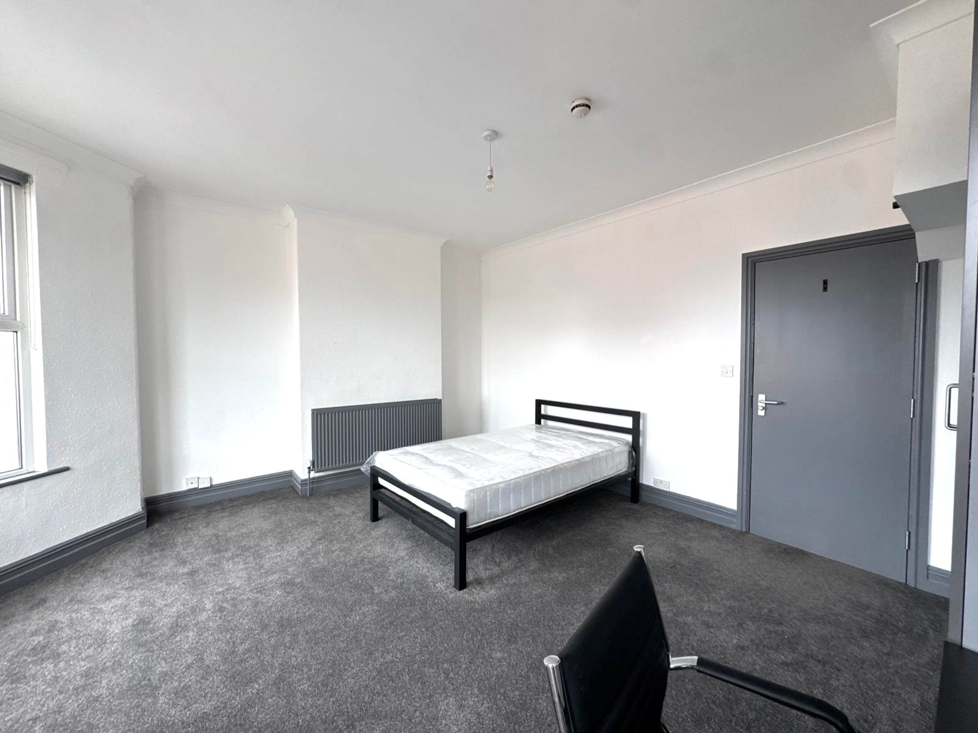 Room Mackintosh Place in Cardiff