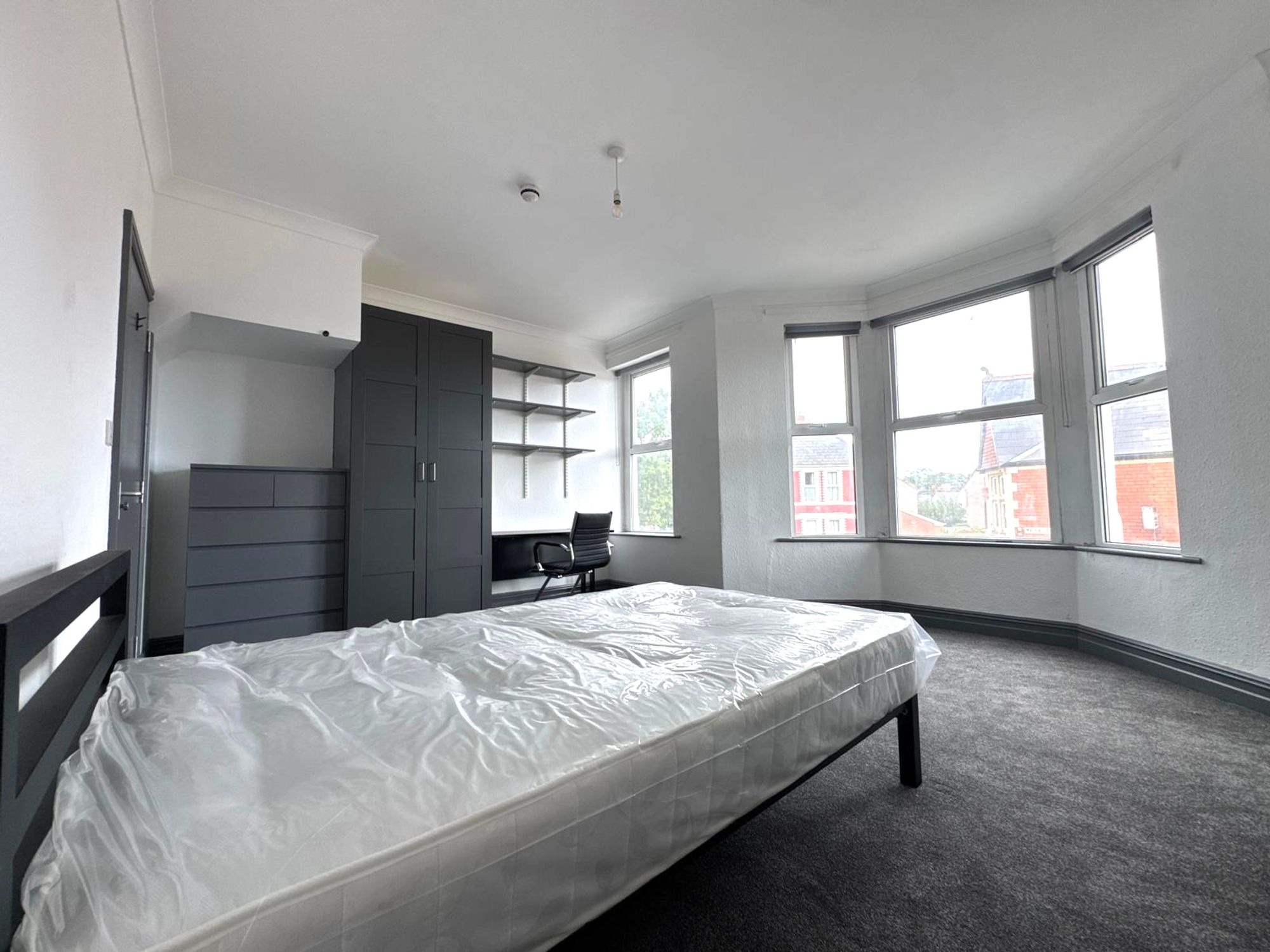 Room Mackintosh Place in Cardiff