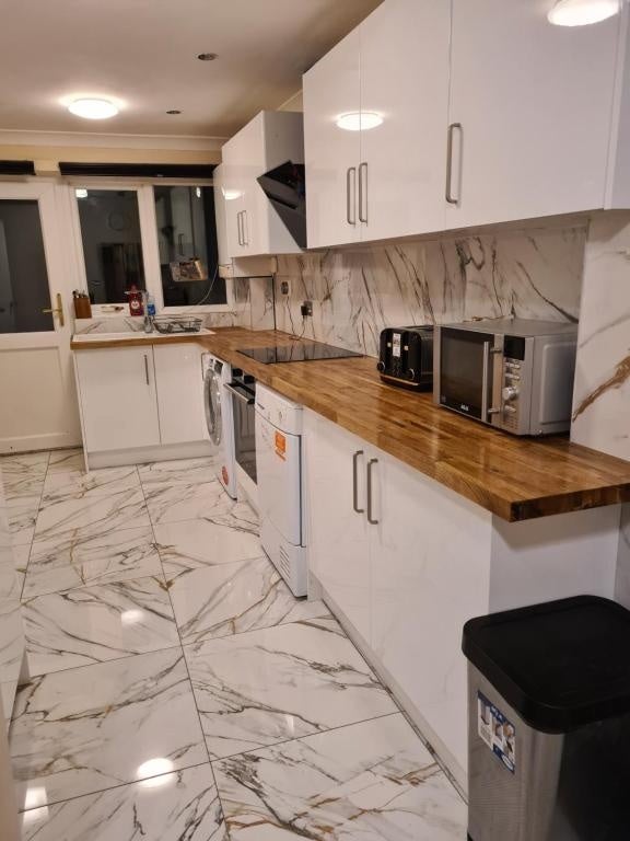Room Desford Road in Greater London