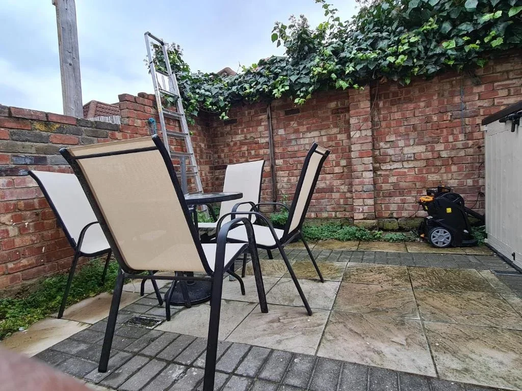 Room Desford Road in Greater London