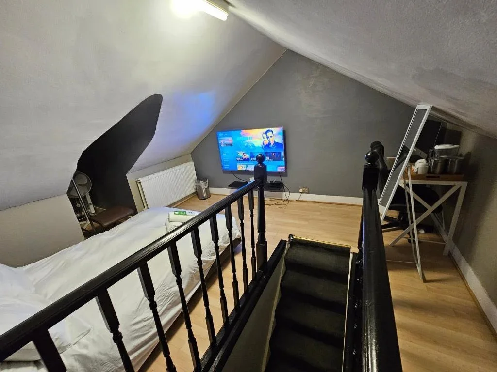 Room Desford Road in Greater London