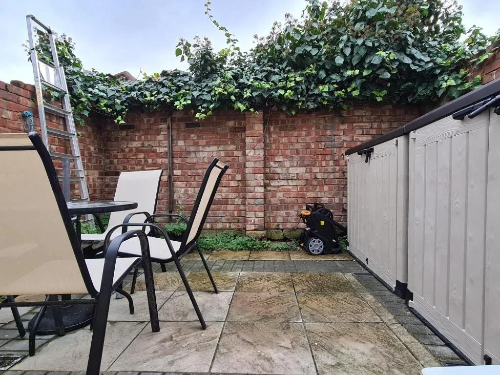 Room Desford Road in Greater London