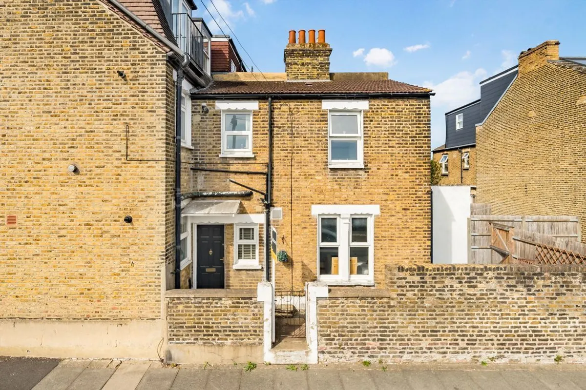 Flat Garfield Road in Greater London