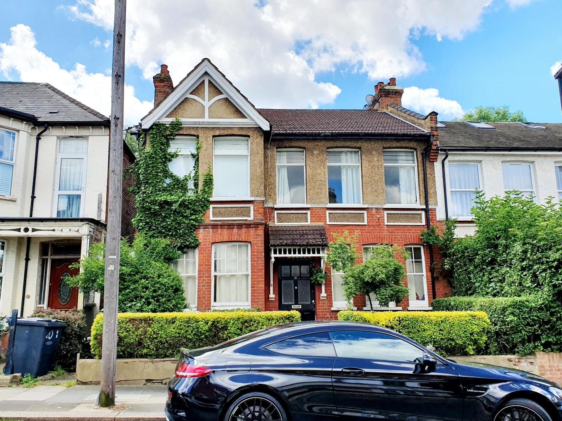 Flat Sylvan Avenue in Greater London