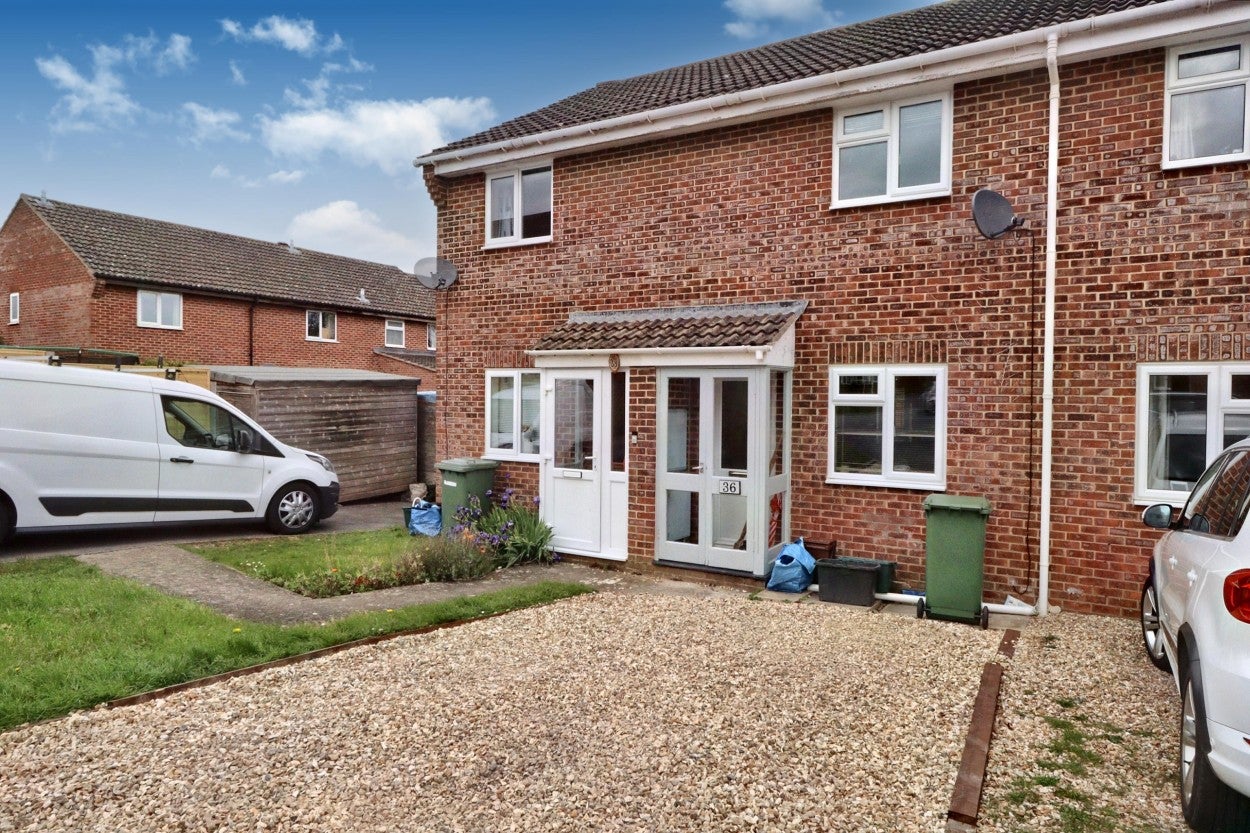 House Gould Close in Street