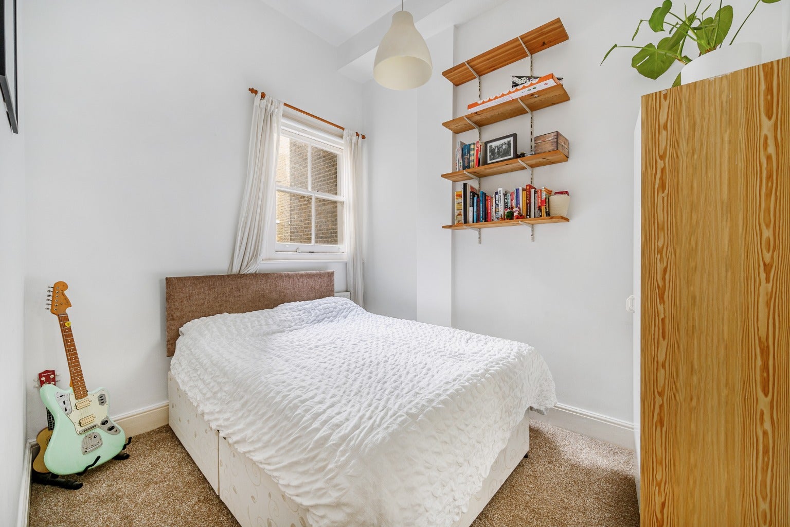 Flat Castletown Road in Greater London