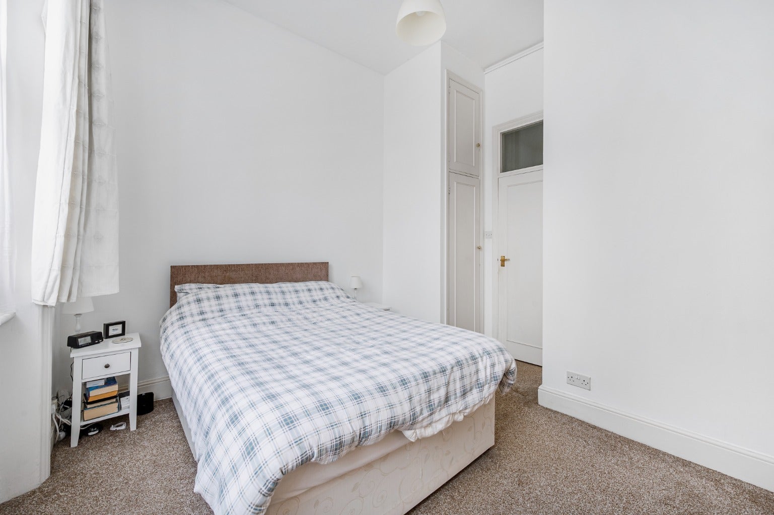 Flat Castletown Road in Greater London