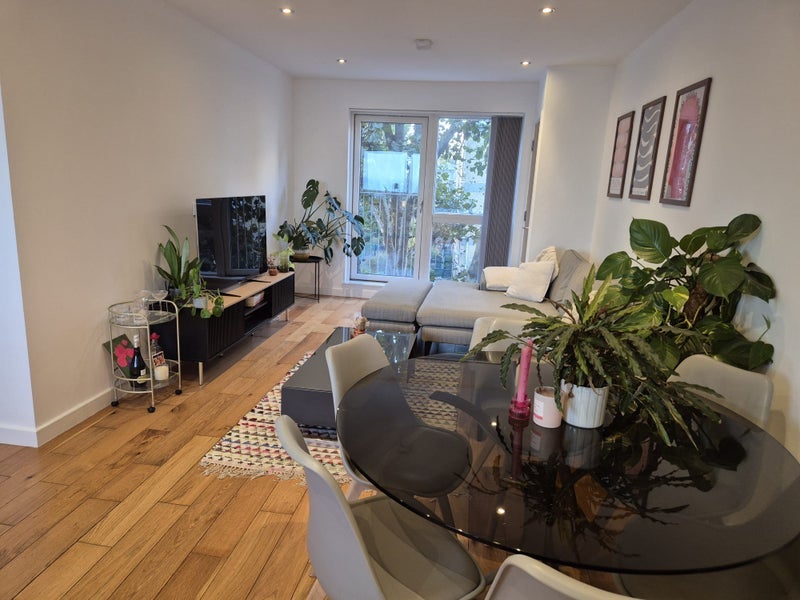 Room Plender Street in Greater London