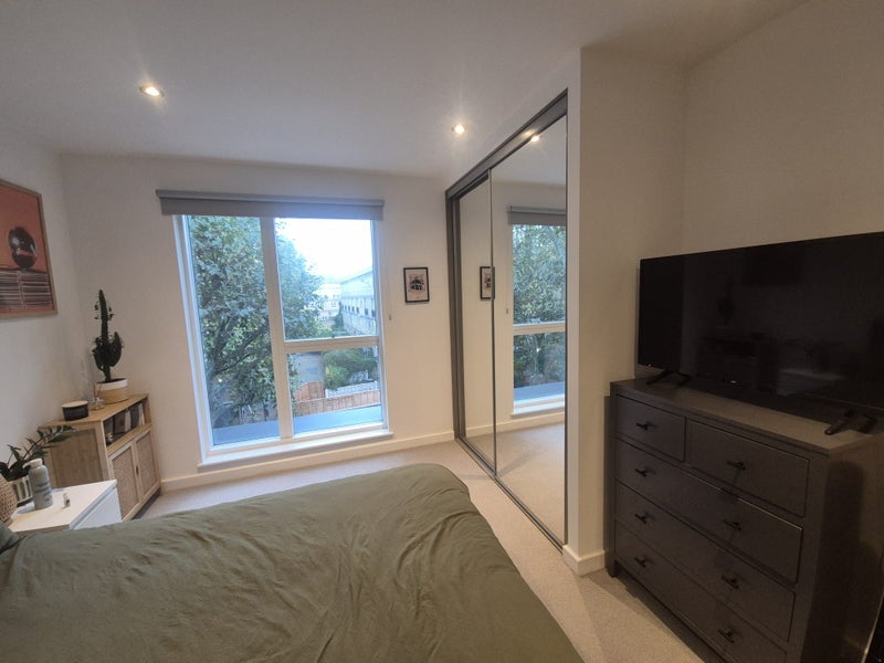 Room Plender Street in Greater London