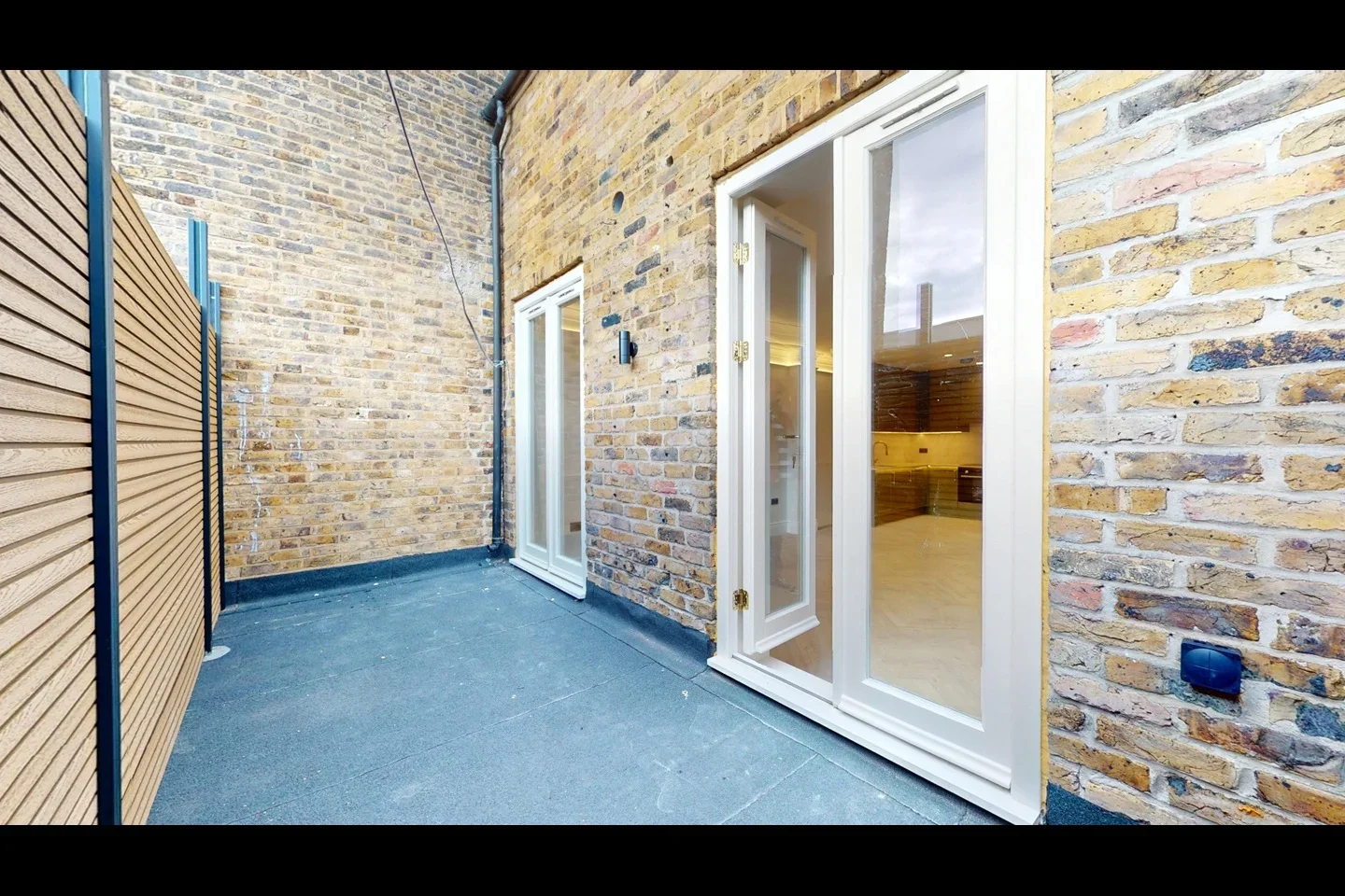 Flat Wimbledon Hill Road in Greater London